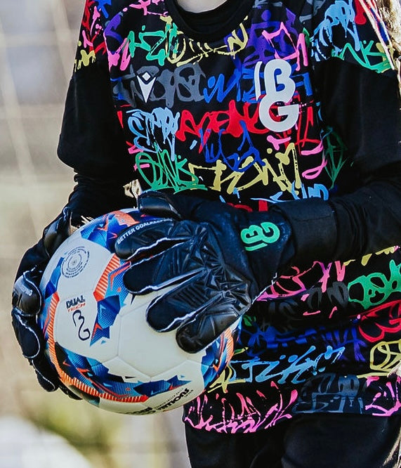 HOW DO I PICK A PAIR OF GOALKEEPER GLOVES?